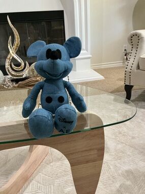 Disney Teal Plush Mickey Vintage run 2000 !